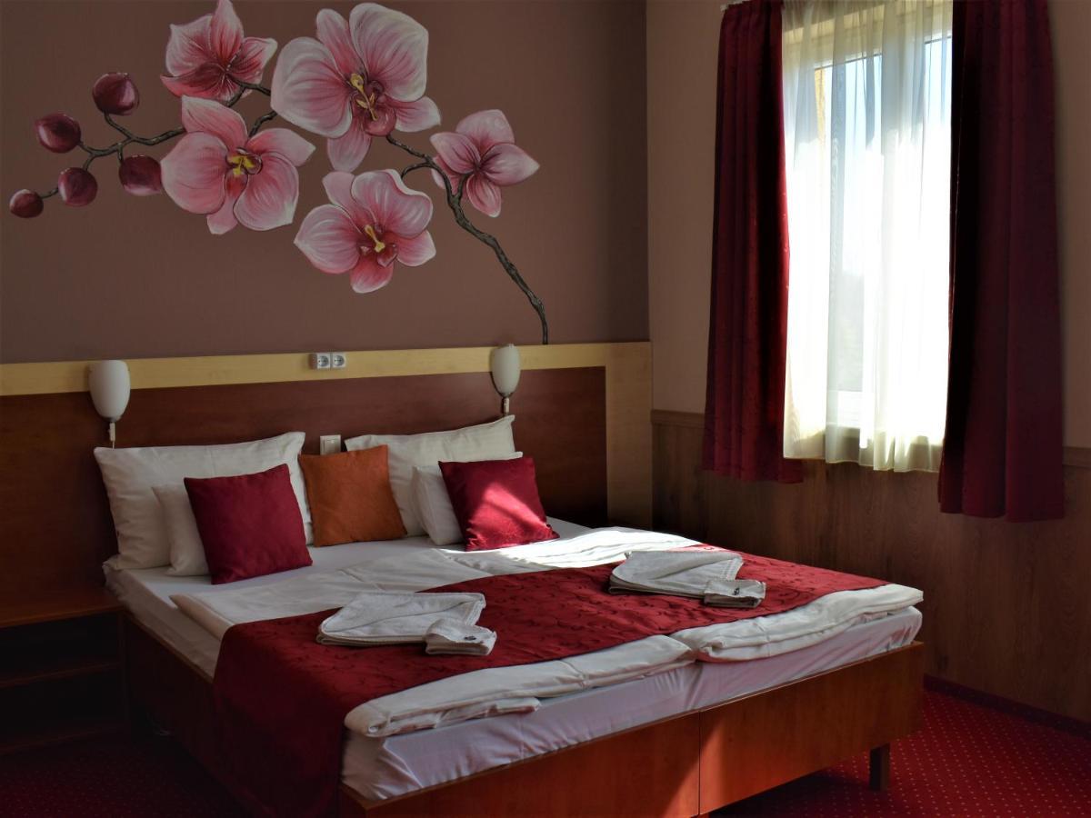 Libra Hotel Veresegyház Extérieur photo